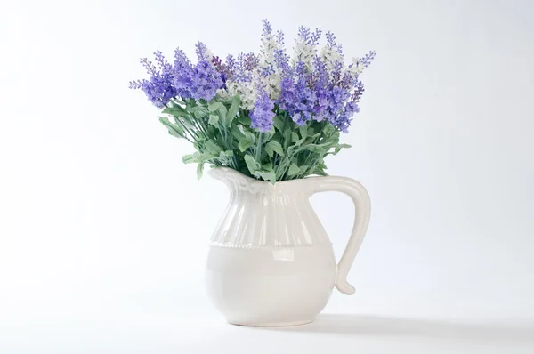 Flores silvestres en un jarrón blanco sobre un fondo blanco . —  Fotos de Stock