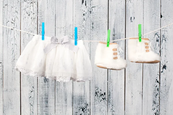 Babykleidung hängt an der Wäscheleine. — Stockfoto