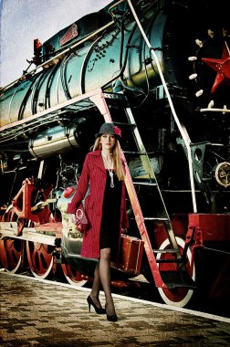 Retro çanta tren istasyonunda kadınla