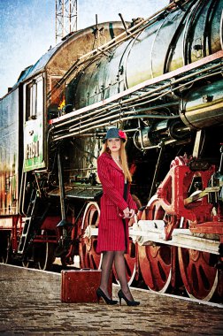 Retro çanta tren istasyonunda kadınla