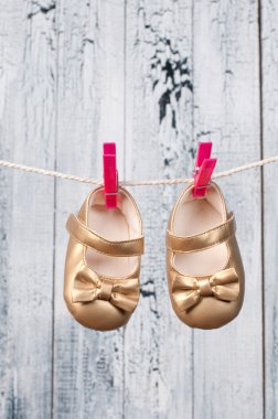 clothesline üzerinde asılı çocuk sandalet.