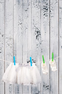 clothesline üzerinde asılı bebek giysileri.