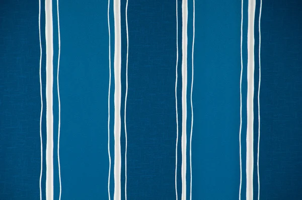 Bakgrund av randiga tapet, blå och vita ränder. — Stockfoto