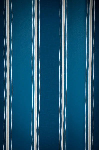 Hintergrund aus gestreiften Tapeten, blauen und weißen Streifen. — Stockfoto