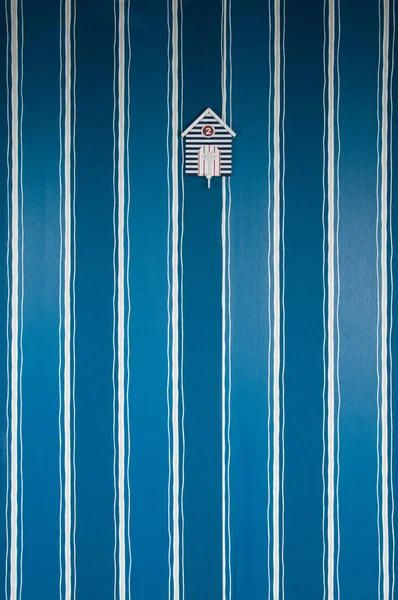 Hintergrund aus gestreiften Tapeten, blauen und weißen Streifen. — Stockfoto