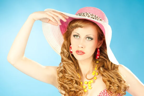 Un grande ritratto di una graziosa ragazza dai capelli rossi con il cappello rosa — Foto Stock
