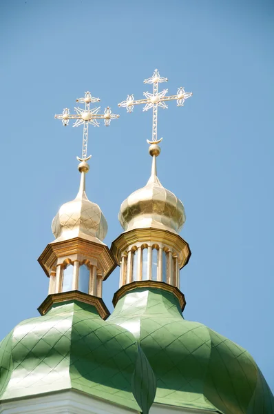 Gold crosses on the green domes. — Stockfoto