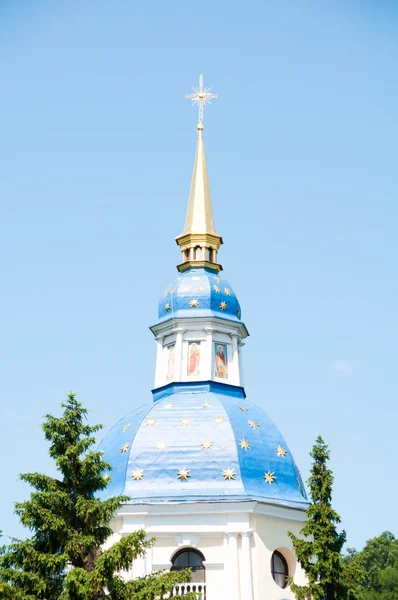 Dôme bleu avec des étoiles dorées et une croix contre un ciel bleu . — Photo