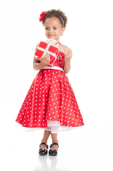 Маленька красива дівчинка мулатка з подарунками . — стокове фото