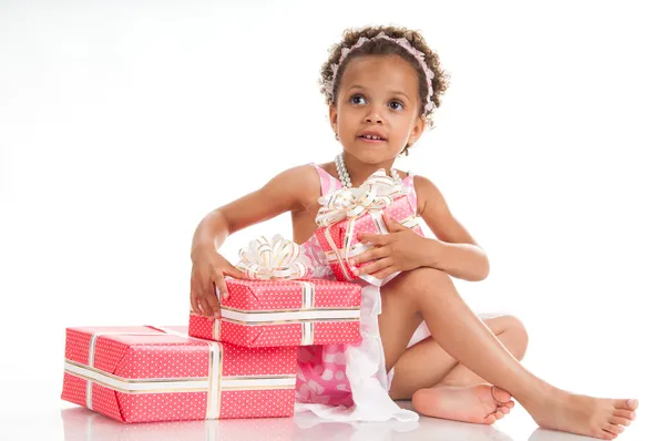 Pequeña mulata hermosa chica con regalos . —  Fotos de Stock