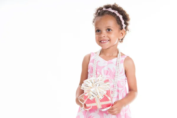 Kleine schöne Mulattin mit Geschenken. — Stockfoto