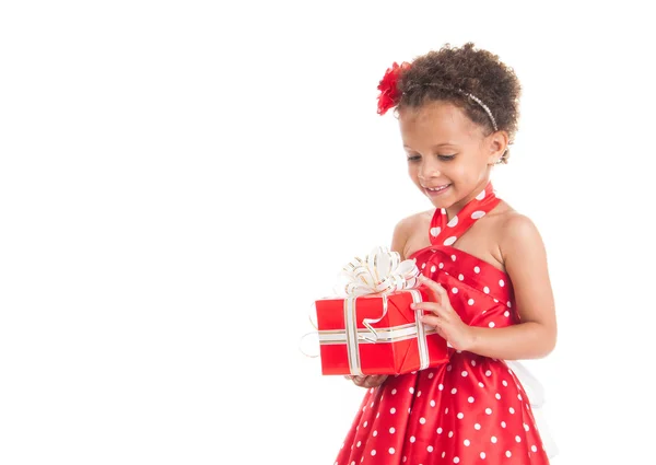 Pequeña mulata hermosa chica con regalos . —  Fotos de Stock