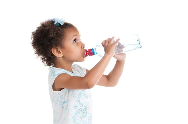 melez kız suyu şişeden içer..