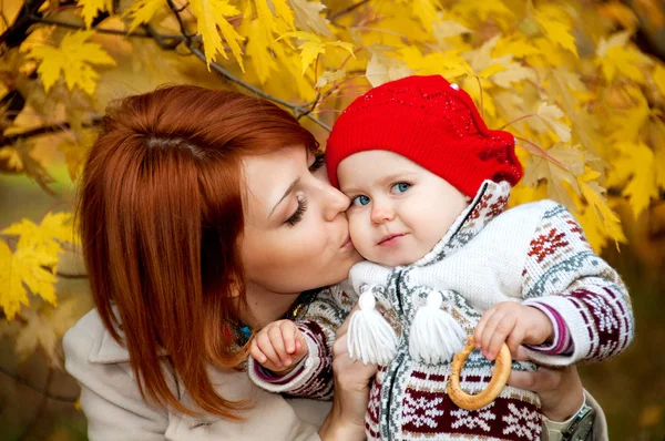 Hermosa madre abrazando y besando a su hijita — Foto de Stock