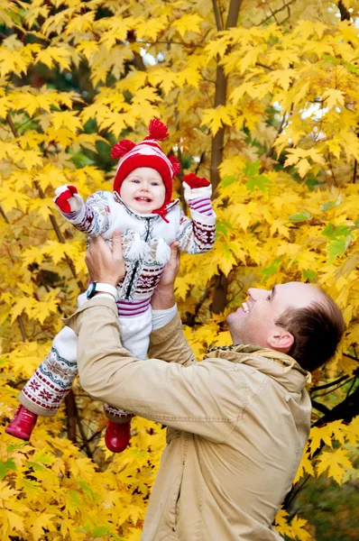 Happy Father tossing up his little daughter — Stock Photo, Image