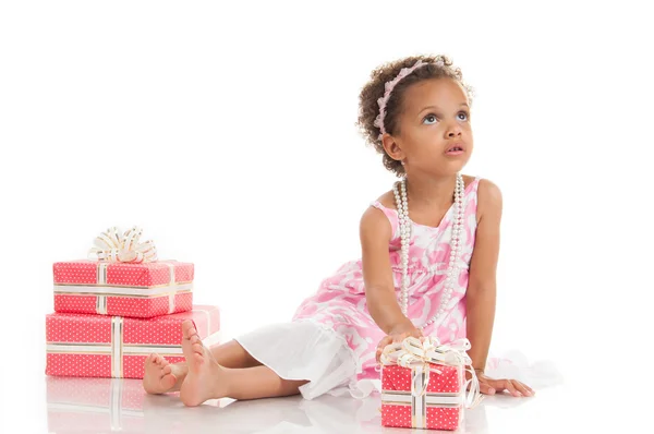 Kleine schöne Mulattin mit Geschenken. — Stockfoto