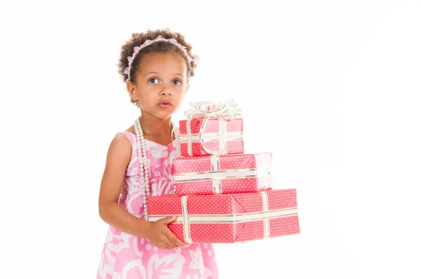 Micuță fată mulatto frumoasă cu cadouri . — Fotografie, imagine de stoc