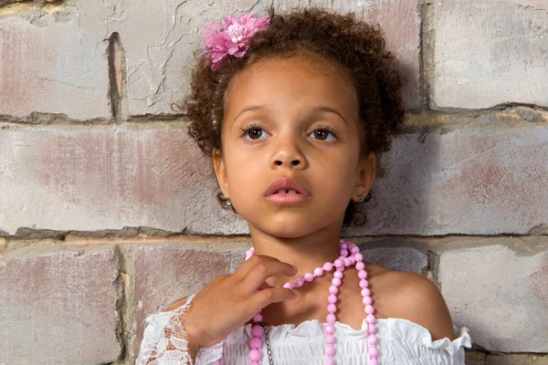 Porträtt av en söt liten mulatt tjej. tankeväckande lady. — Stockfoto