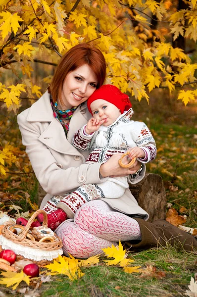 Familia feliz, madre e hija pequeña en el parque de otoño — Foto de Stock