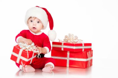 küçük Noel Baba hediyeleri ile şaşırttı. Beyaz arka plan üzerinde izole.