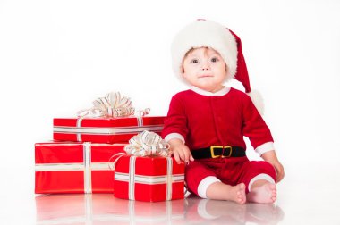 neşeli küçük Noel Baba ile sunar. Beyaz arka plan üzerinde izole.