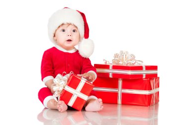 küçük Noel Baba hediyeleri ile şaşırttı. Beyaz arka plan üzerinde izole.