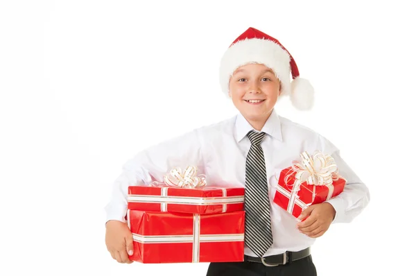 Счастливый мальчик в рождественской шляпе с подарками . — стоковое фото