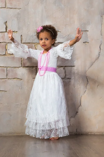 白いドレスを着て踊る美しいムラートの女の子. — ストック写真