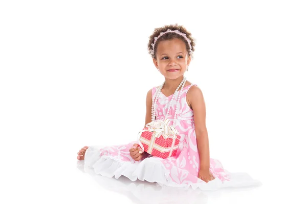 Pequena menina mulata surpreso com presentes . — Fotografia de Stock