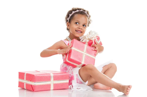 Pequena menina mulata surpreso com presentes . — Fotografia de Stock