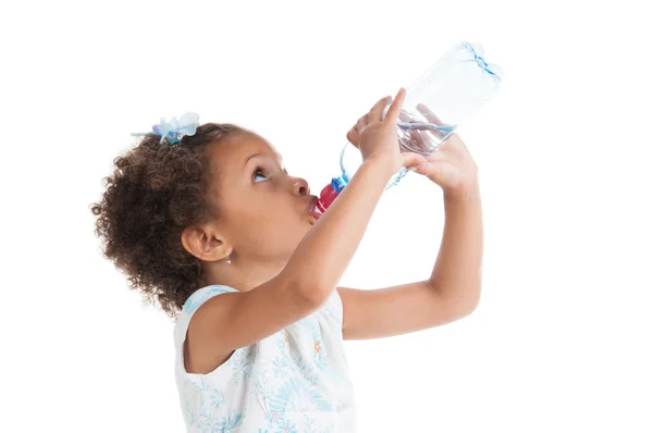 Das kleine Mulattin trinkt Wasser aus einer Flasche. — Stockfoto