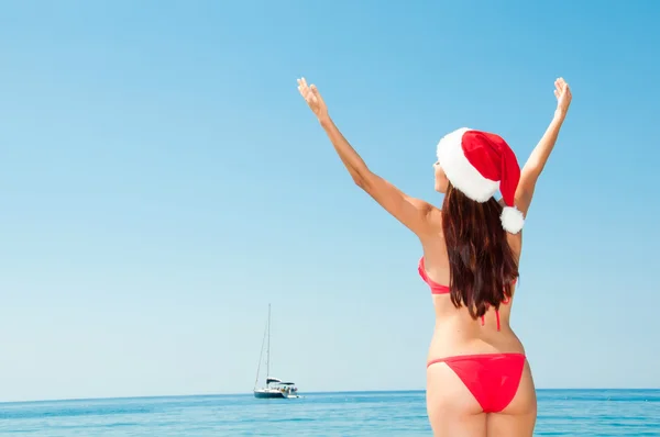 Christmas vacation on a beach resort. Brunette on the beach. — Stock Photo, Image