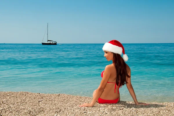 Meditação de Ano Novo na praia. Menina na praia em um Chris — Fotografia de Stock