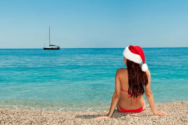 새 해의 해변에 명상입니다. 소녀는 크리스의 해변에 — 스톡 사진
