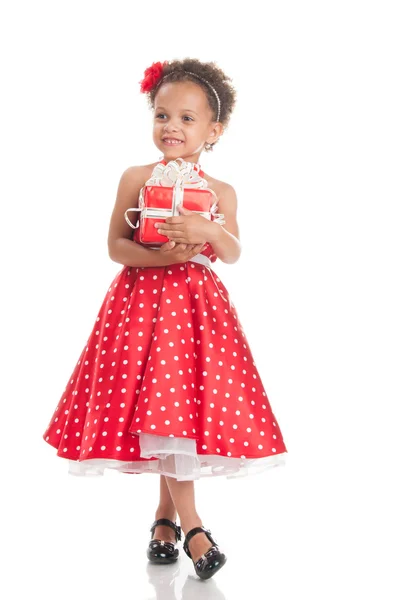 Niña feliz con un regalo en manos de mulata . —  Fotos de Stock