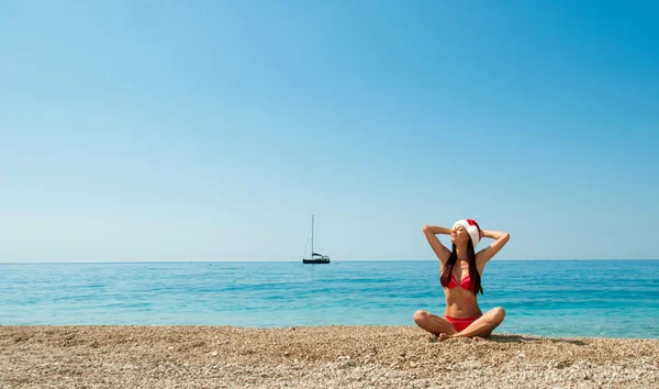 Новогодняя медитация на пляже. Девушка на пляже в Крисе — стоковое фото