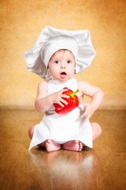 sağlıklı gıda. kırmızı biber küçük şef el şaşırttı.