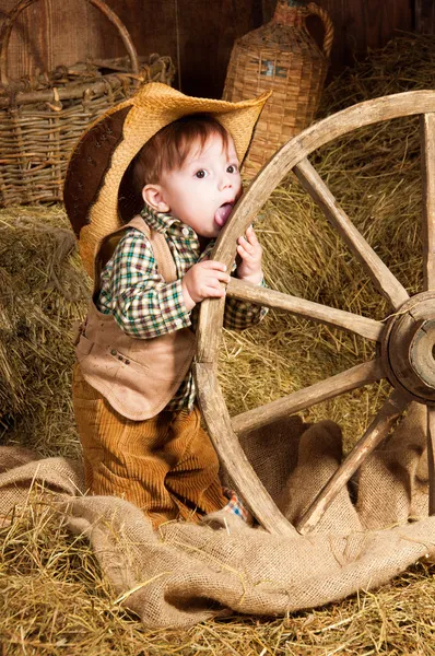 Kleine cowboy likt wiel. — Stockfoto