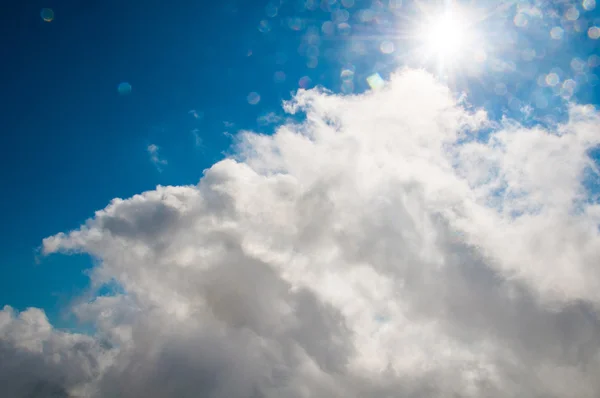 Cielo - cielo azul, hermosas nubes blancas, sol —  Fotos de Stock