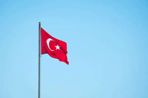 Bandera turca sobre un fondo de cielo azul — Foto de Stock