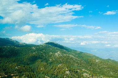 Türkiye'nin Babadağ dağ bulutlar ve gökyüzü arka plan üzerinde.