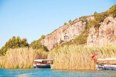dalyan nehir üzerinde Türk Likya türbeleri