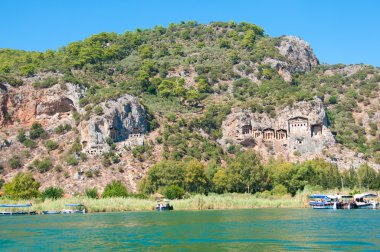 dalyan nehir üzerinde Türk Likya türbeleri