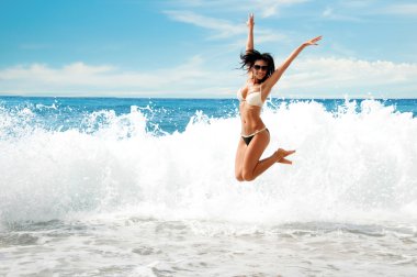 güzel genç kız denize atlama