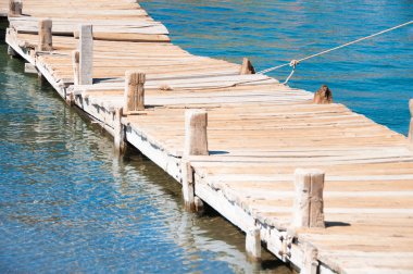 Nehrin üzerindeki eski ahşap köprü