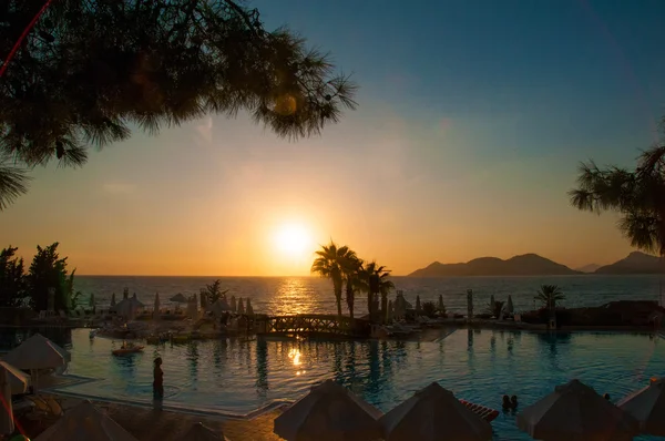 Mooie zonsondergang hemel op de zee, bergen aan de horizon — Stockfoto