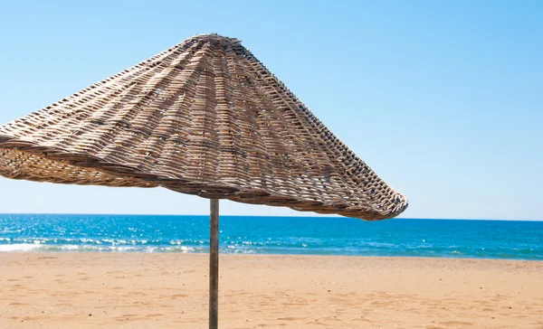 Sombrilla de mimbre en la playa . —  Fotos de Stock