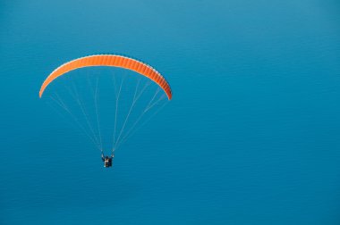 Türkiye'de yamaç paraşütü. Panorama görüş Akdeniz üzerinde.