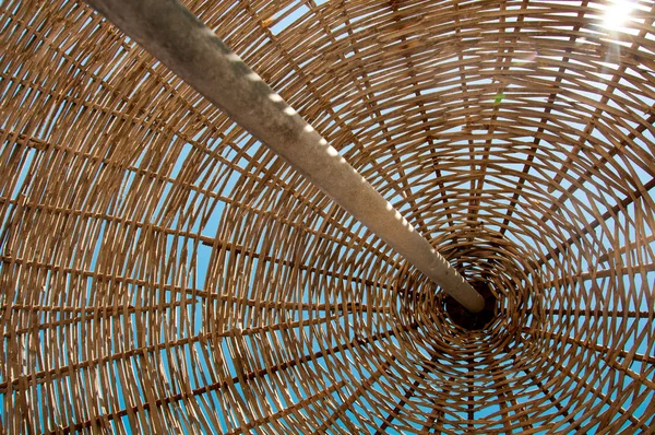 Achtergrond rotan parasol van rieten — Stockfoto