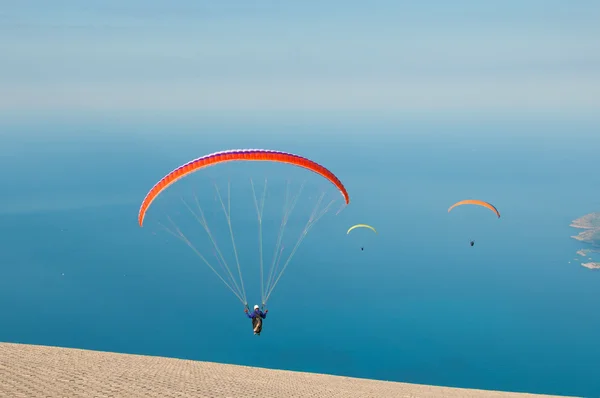 Parapente en Turquía. Vista panorámica del Mediterráneo . — Foto de Stock